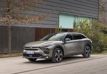 В России начали продавать кроссовер-лифтбэк Citroen C5 X. У него 8-ступенчатый «автомат» и двигатель объёмом 1,2 л