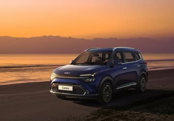 До России добрался новейший 7-местный кроссовер Kia Carens. Сколько за него просят?