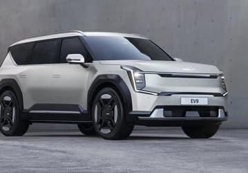 Такого авто у Kia ещё не было. Представлен большой флагманский кроссовер Kia EV9 c футуристическим дизайном, мощной силовой установкой и поворотными сидениями