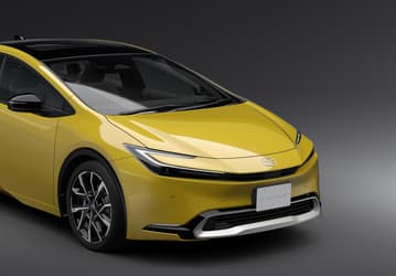 В России начали продавать новейшие Toyota Prius 2023. Сколько они стоят?