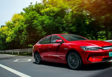 Пока Tesla проектирует, BYD уже выпускает такие машины. Дешёвый и мощный электромобиль с новыми функциями BYD Qin Plus DM-i 2023 представят 7 апреля