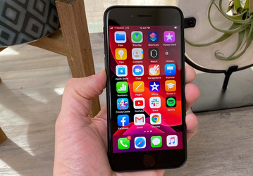 iPhone SE ощутимо подешевел в России