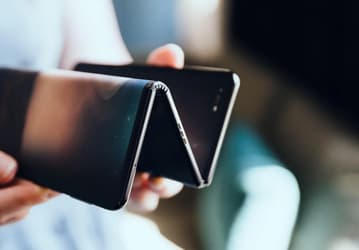 Складные смартфоны станут более массовыми. Аналитики IDC прогнозируют рост продаж в несколько раз к 2027 году
