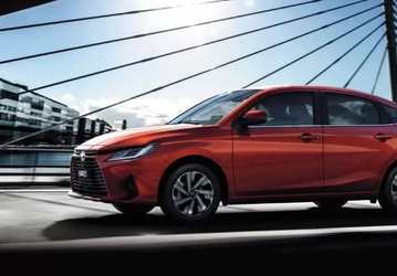 Новенькие седаны Toyota Yaris начали продаваться в России. Сколько за них просят?