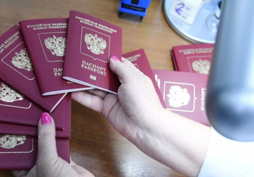 В России снова начали выдавать биометрические загранпаспорта после перерыва из-за нехватки чипов: завод «Микрон» не справлялся со спросом