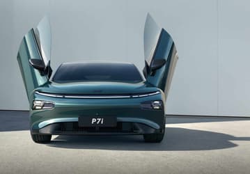 Новая версия главного бестселлера Xpeng и конкурента Tesla Model 3. Представлен Xpeng P7i с запасом хода 702 км и зарядкой до 80% за 10 минут