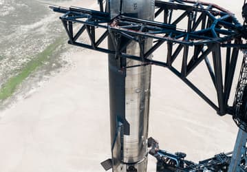 120-метровая ракета SpaceX Starship на космодроме за сутки до запуска. SpaceX поделилась фотографиями из Техаса