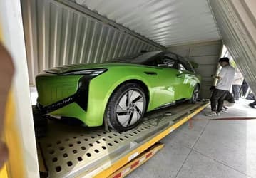 1000 км без подзарядки, разгон от 0 до 100 км/ч за 3 с и 5D-экран. Hongqi E001 показали вживую