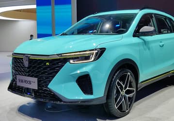 Российские дилеры везут в страну кроссовер Roewe RX5 Plus на замену Lexus NX. Цена уже объявлена