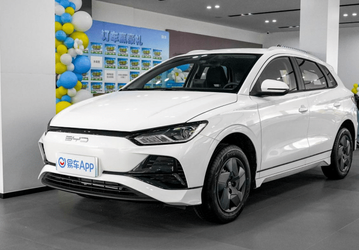 Китайский электрический аналог Volkswagen Golf с поворотным экраном выходит в Китае. Цены на BYD e2 2023 уже известны 
