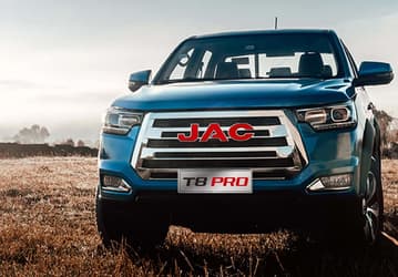В России начали продавать пикапы JAC T8 Pro. Турбодвигатель Mitsubishi мощностью 211 л.с., полный привод и вертикальный «планшет» в салоне — а что же цена?