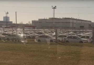 «Белое море из автомобилей Lada Granta разливается на ВАЗе», — сотни некомплектных машин показали на видео