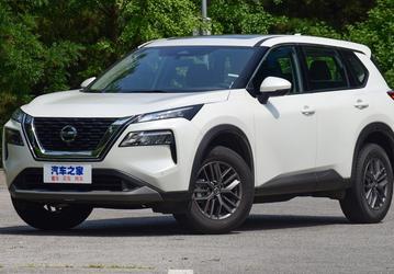 Дилер привёз в Россию партию кроссоверов Nissan X-Trail 2023 с мощным мотором 204 л.с. Сколько за них просят?