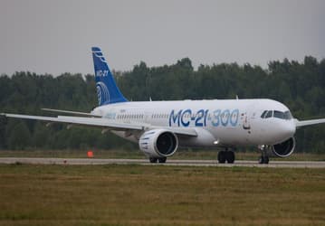 Названа стоимость новейшего российского пассажирского лайнера МС-21. Он в два раза доступнее аналогичного Boeing