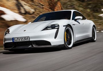 Очередной пример любви россиян к Porsche. Дорогущий спорткар Porsche Taycan входит в топ-3 электромобилей в России