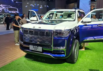 267 л.с., 8-ступенчатый «автомат», полный привод и дух Mercedes-Maybach. У внедорожника BAIC BJ60, который скоро поступит в продажу в России, появилась стильная версия