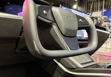 Качество материала штурвала в Tesla Model X и Model S оказалось очень низким. Tesla обещает новые рули этим летом