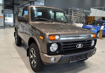 Какая связь между обнажённой женской фигурой и Lada Niva? Легендарному внедорожнику исполнилось 46 лет
