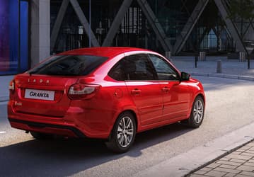 Растут продажи только АвтоВАЗа и китайцев. Российский автомобильный рынок продолжает падение