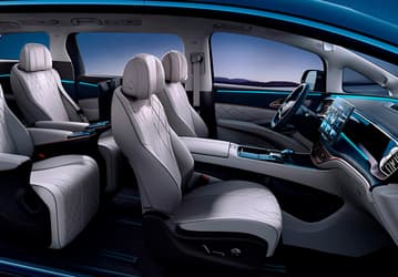 В России начали продавать детище BYD и Mercedes-Benz с семью экранами. Сколько стоит Denza D9?