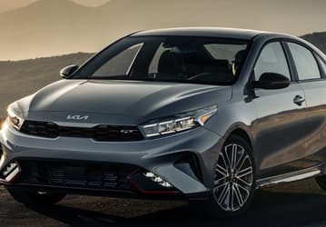 В России продаётся седан Kia Forte. У него хорошая комплектация, 2-литровый мотор и цена всего 2,2 млн рублей