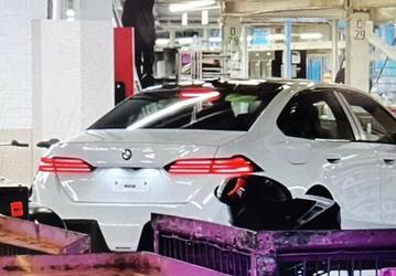 BMW 5-й серии 2024 года впервые показали без камуфляжа. Новинка будет очень интересной в техническом плане