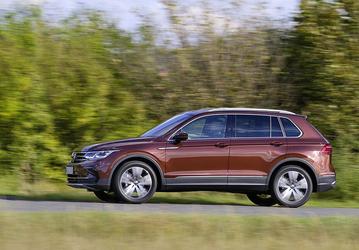 Двухлетний полноприводный Volkswagen Tiguan за 490 тыс. рублей, Touareg — за 1 млн. Рабочим российского завода Volkswagen предложили выкупить машины предприятия