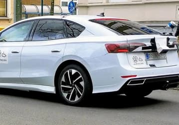 На это Volkswagen заменит культовый Passat. Электрический седан ID. 7 впервые сфотографировали без камуфляжа    