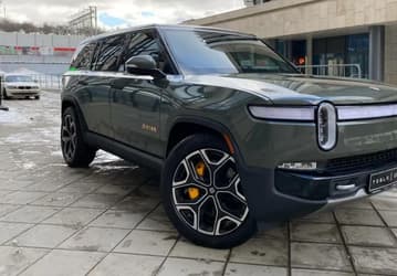 Дилеры готовы привезти в Россию из США 835-сильный внедорожник Rivian R1S с 22-дюймовым экраном, пневмоподвеской и запасом хода 500 км. Сколько за него просят?