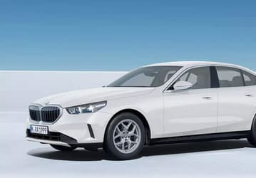 Так выглядит самый дешевый седан BMW 5-Series в новом кузове. Опубликованы изображения BMW 520i с 2,0-литровым мотором