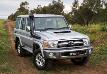 Культовый внедорожник Toyota Land Cruiser 70 получит 2,8-литровый дизельный мотор, «автомат» и современную медиасистему к своему 40-летию