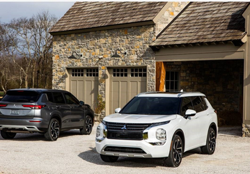 В новых Mitsubishi Outlander 2022–2023 не стоит слишком быстро включать заднюю передачу: камера перестаёт выводить картинку на экран