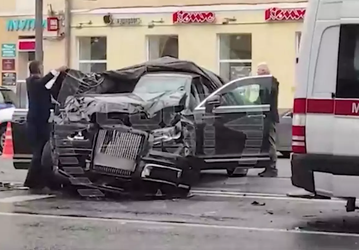 Редкий российский автомобиль Aurus с правительственными номерами попал в серьёзное ДТП в центре Москвы