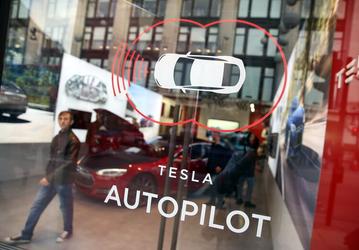 Tesla хотят заставить придумать замену «автопилоту»