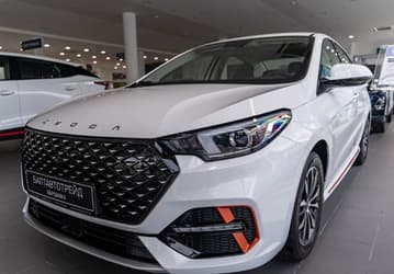Первые седаны Omoda S5 в российских салонах показали вживую. Цены уже известны