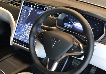 Решение Tesla заставило преданных фанатов отменить заказы: компания отказывается от выпуска Model S и Model X с правым рулём