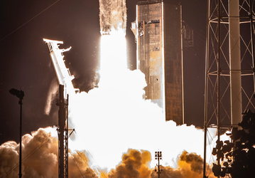 Мощная ракета Falcon Heavy после нескольких задержек вывела на орбиту самый большой спутник