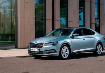 Не берут: дилер заметно снизил цену на Skoda Superb 2023 в России