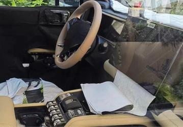 680-сильный «Китайский Гелендваген» с запасом хода 1200 км, тремя экранами и массой кнопок. Появились новые живые фотографии салона BYD FangChengBao SF