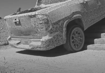 Ram 1200 впервые показали вживую. Он с лёгкостью преодолевает грязь и поднимается по лестнице