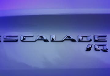 Три мотора мощностью 830 л.с. и масса более 4 тонн. Бестселлер Cadillac Escalade получит электрическую версию