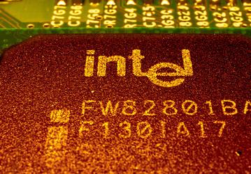 Intel не помогла Tesla и не смогла реализовать требования Qualcomm. У компании пока не выходит заполучить крупных клиентов для своего полупроводникового бизнеса