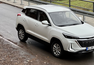 У дилеров уже появились BAIC X35 местной сборки. Разница между версиями с МКПП и вариатором небольшая