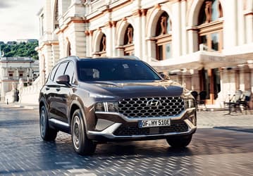 В московских салонах появились кроссоверы Hyundai Santa Fe из Казахстана. У них 2,5-литровый 180-сильный мотор, полный привод и «автомат»