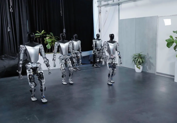 Роботы-гуманоиды Tesla Bot научились ходить, повторять за человеком и перекладывать вещи