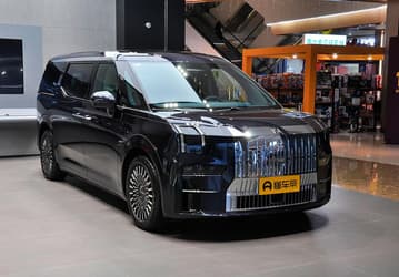 В Россию привезли крутой 6-местный минивэн Zeekr 009 от Geely. 544 л.с., полный привод, максимальный уровень комфорта, но цена…
