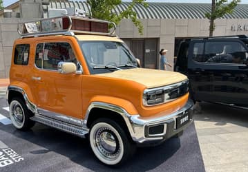 Холодильник под капотом, экран на крышке багажника, дизайн легендарного Suzuki Jimny и 68 л.с. — за 11 300 долларов. В Китае стартовали продажи необычного кроссовера Baojun Yep