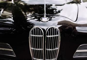 В России выставили на продажу BMW 503. Почему за автомобиль просят 25 миллионов рублей?