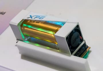 Adata показала живьём SSD с жидкостным охлаждением на Computex 2023. А ещё память для разгона, БП мощностью 1600 Вт и новые корпуса