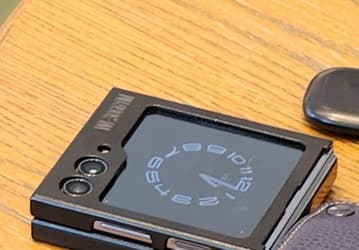 «Экран-папка» вживую: Samsung Galaxy Z Flip5 появился в сети на шпионском фото